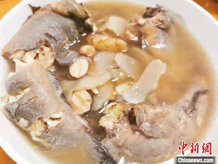鳁鱼四味汤。 李晓春 摄