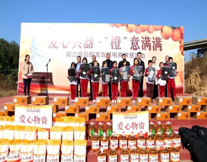 ▲ 在官田开展兵器扶贫日活动