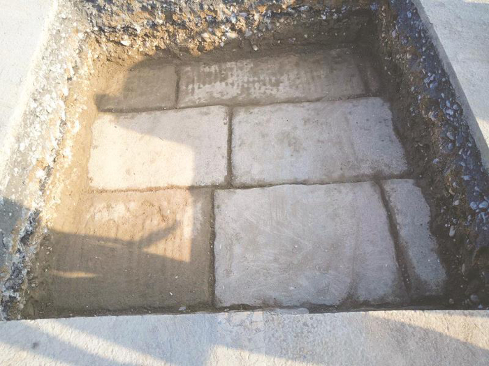 图为老八里桥发现的老石板