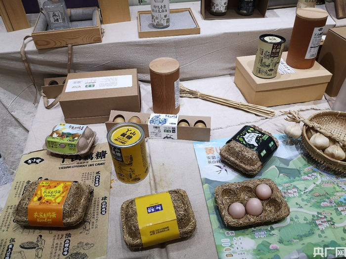 艺创赋能乡村振兴，文创设计作品展示。（央广网发 徐秋韵摄）