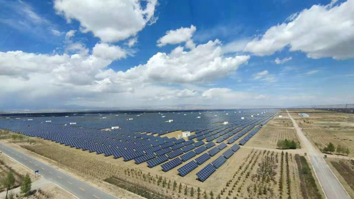 　　青海省海南州共和县塔拉滩光伏园区内望不到边际的光伏板 央广网记者李志勇 摄