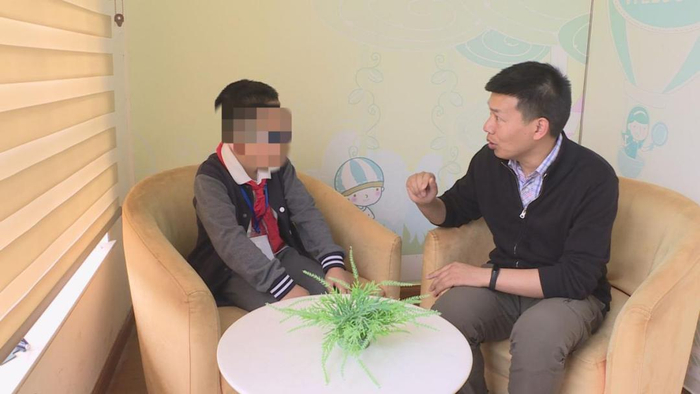 阳阳和老师在谈心室交流