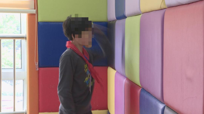 正在击打发泄墙的天天