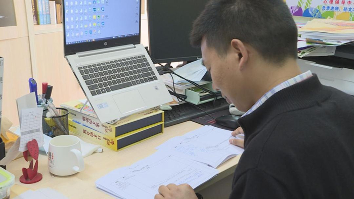 孙文冲认真翻看“心语漂流瓶”