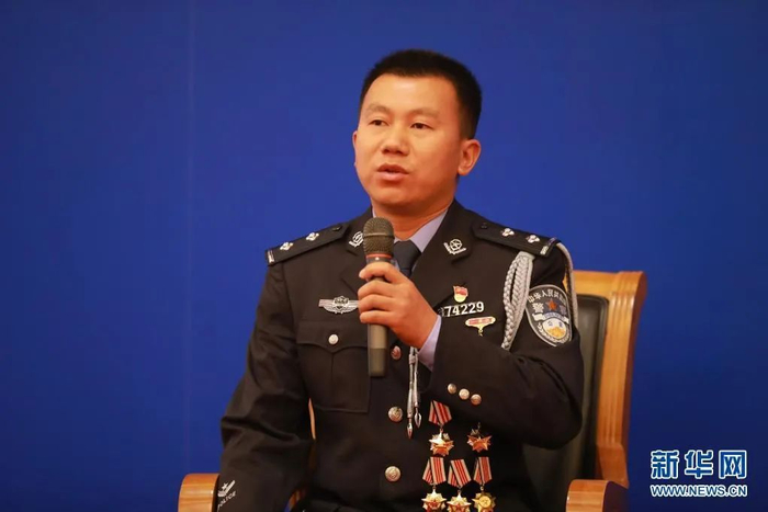 云南德宏边境管理支队木康边境检查站民警郑兆瑞在讲述。新华社记者任沁沁 摄