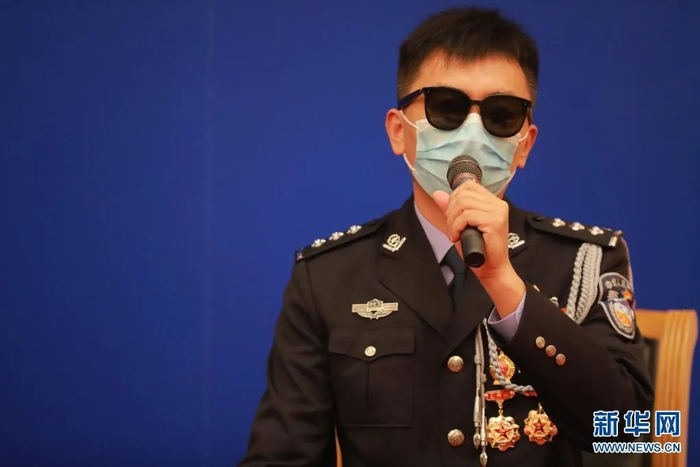 云南出入境边防检查总站一线侦查员云警官在讲述。新华社记者任沁沁 摄