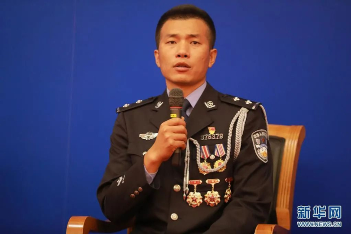 云南普洱边境管理支队公信边境派出所民警韩斌在讲述。新华社记者任沁沁 摄