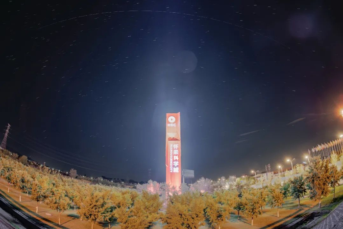 北京市天文爱好者周博2021年7月4日在怀柔科学城拍摄的天和核心舱过境轨迹。（本人供图）