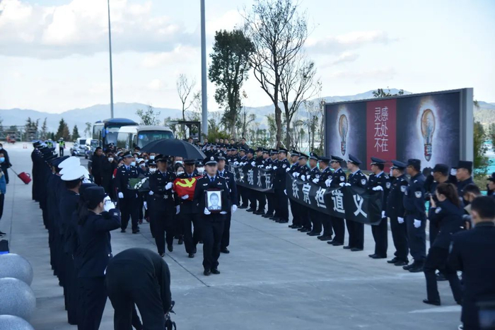 图为2020年送别张子权。临沧市公安局供图