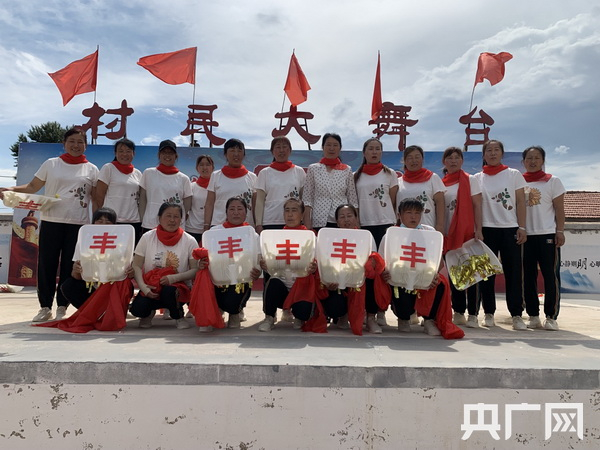 村民文化大舞台（央广网记者 宝音 摄）