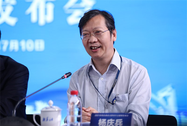 新华网股份有限公司副总裁杨庆兵介绍2021中国企业家大阳岛年会有关情况。哈尔滨市委宣传部 供图