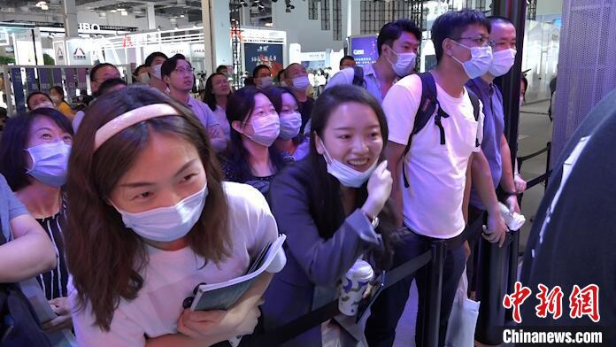 观众围观格斗机器人比赛。 张践 摄