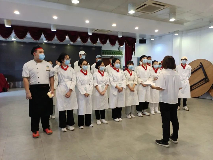 考评员宣读考场纪律。受访者供图