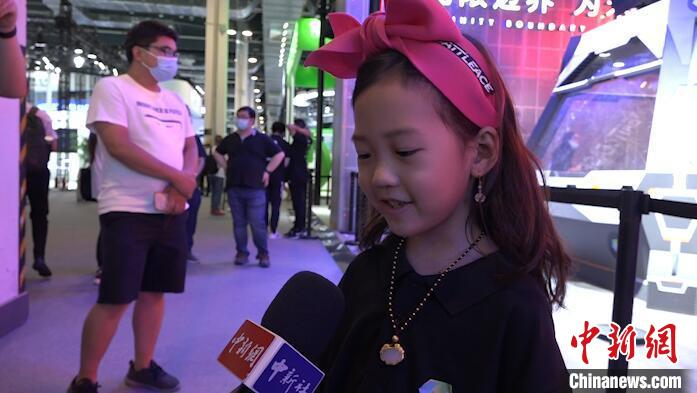 国内最小的格斗机器人选手步轩漫在表达自己比赛时的心情。 张践 摄