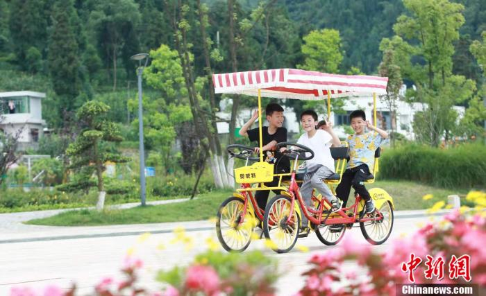 正在凤凰生态公园开心骑行游园的游客。贵阳市融媒体中心供图