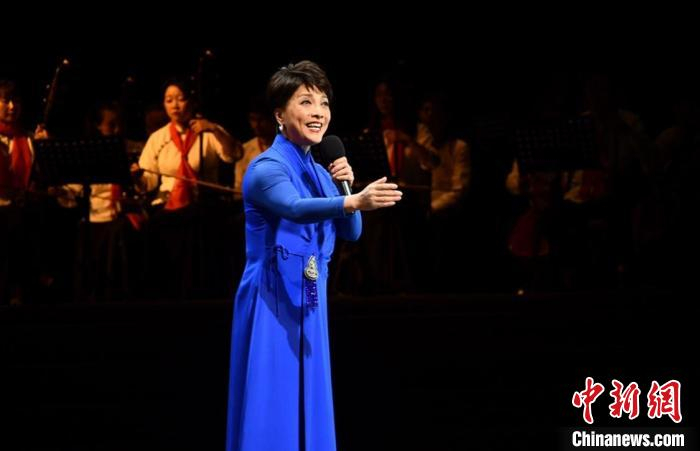 图为中国剧协副主席、重庆市文联主席、重庆市川剧院院长沈铁梅演唱。　邹乐 摄