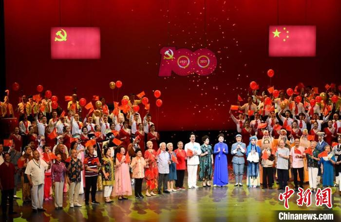 图为川剧音乐演唱会现场。　邹乐 摄