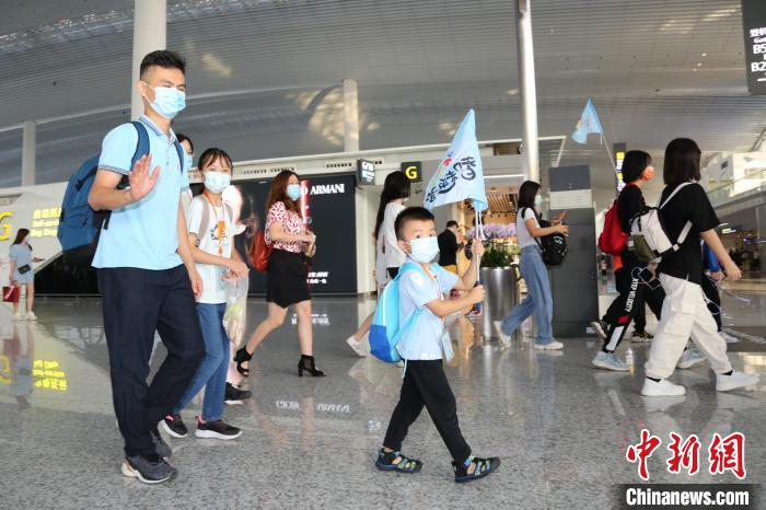 家长带着小孩一同出游。　沈静文 摄