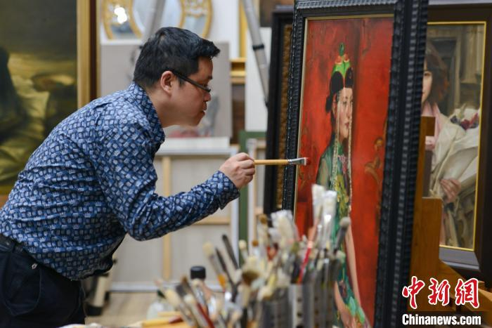 图为庞茂琨作画。　何蓬磊 摄