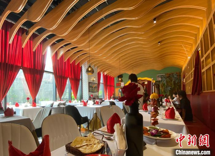 图为顾客在德福开设的印度餐厅就餐。　张一辰 摄