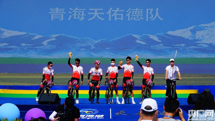 参赛车队亮相 （央广网发 张海东 摄）