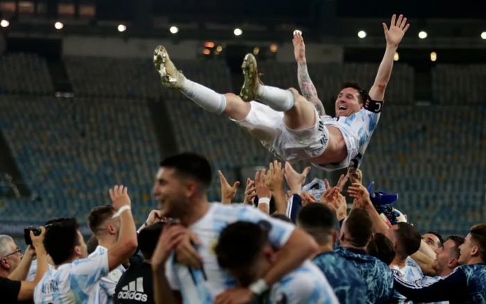 ▲梅西被队友高高抛起。图/新华社