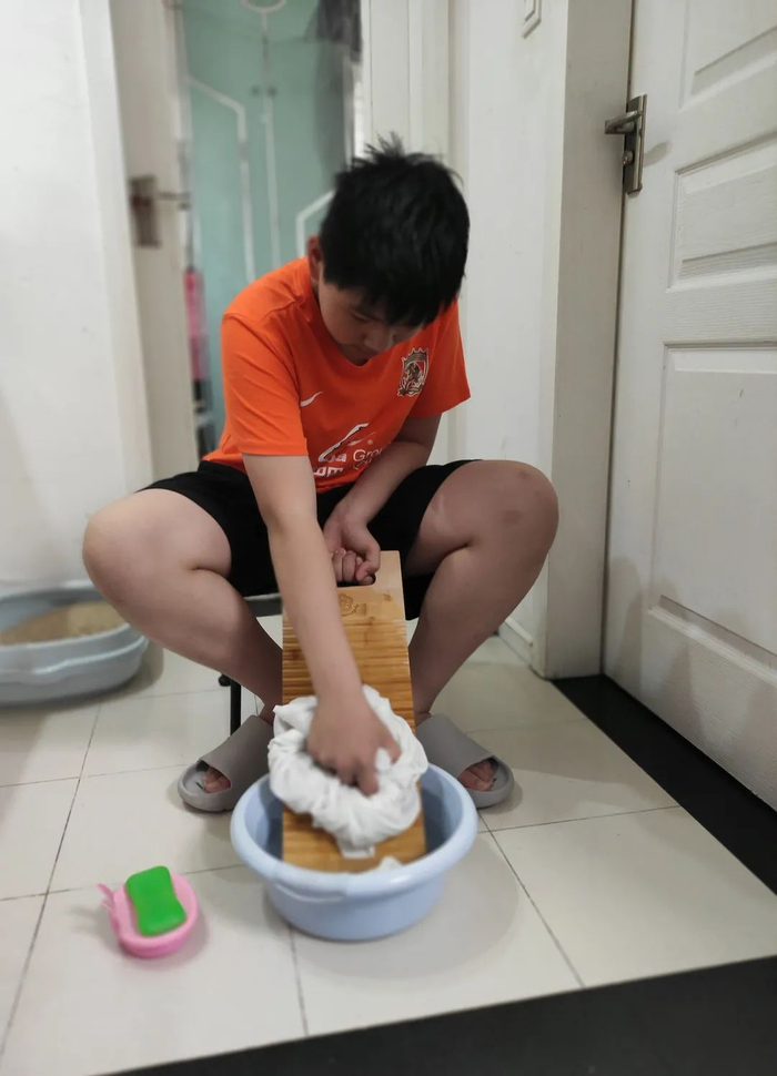 ▲ 孩子们用搓衣板洗洗自己穿的小衣裤