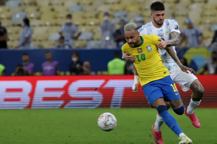 ▲巴西球员内马尔（前）与阿根廷球员德保罗在比赛中拼抢。图/新华社