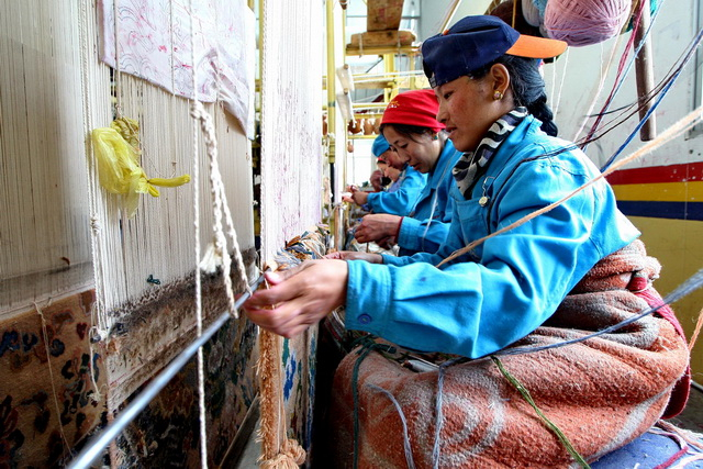 拉萨地毯厂织造车间。摄影/章轲