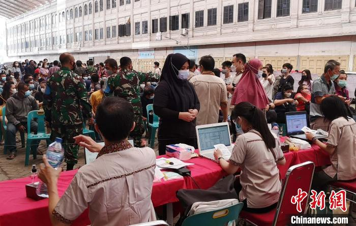 图为疫苗接种现场。　黄印华 供图