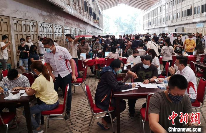 图为疫苗接种现场。　黄印华 供图