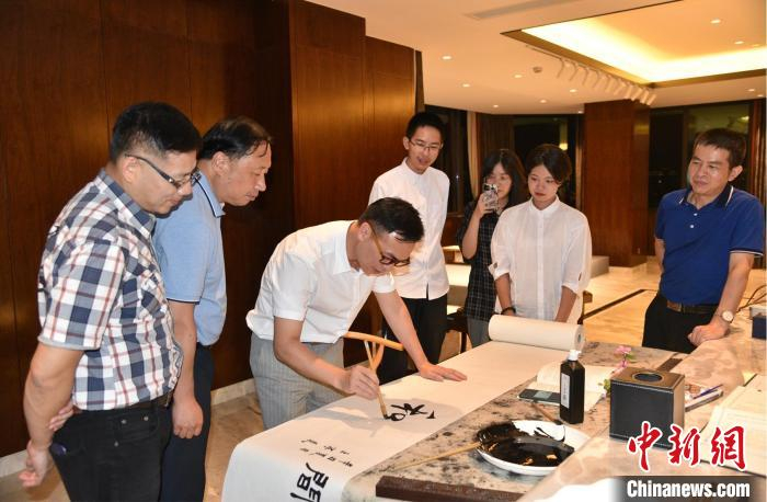 台青、台湾中华青年发展联合会副理事长游智彬书写“和合” 范宇斌 摄