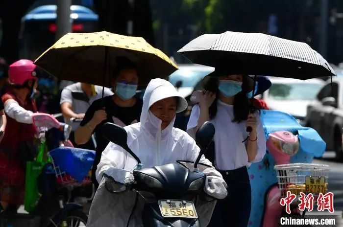 资料图：6月17日，福州市民在烈日下出行。　张斌 摄