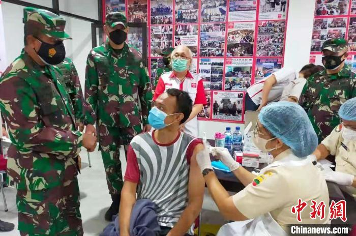 图为印尼第一军区参谋长博拉穆吉多到现场视察。　黄印华 供图