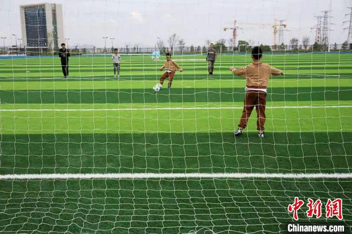 图为孩子们在学校操场玩耍。　兰州天立学校供图