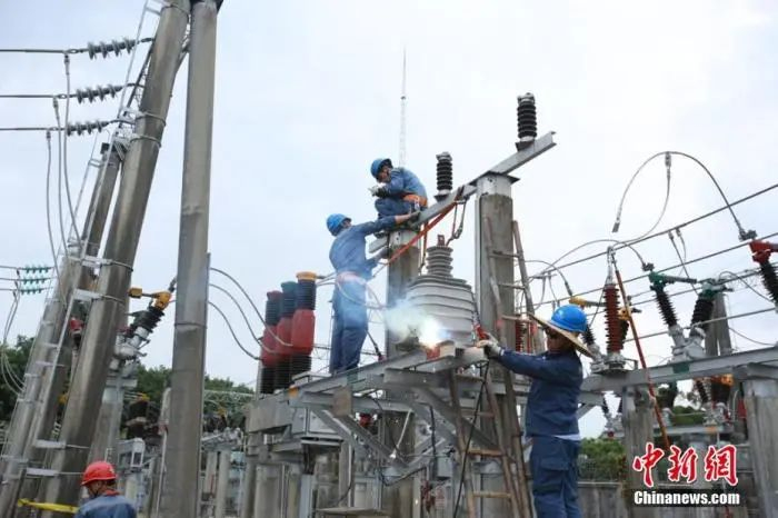 资料图：供电工人冒高温抢修作业。卢传隆 摄