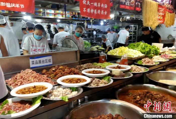 羊肉馆准备充足菜品迎接客人。　朱志庚 摄