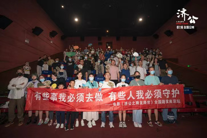 　　主创与观众合影（央广网发 主办方供图）