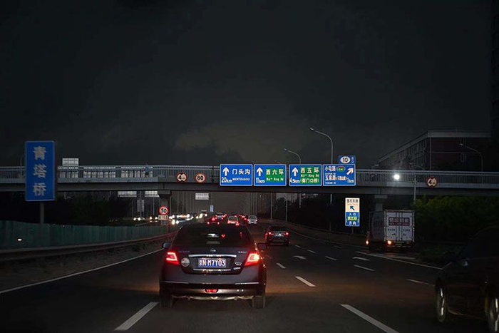 图为：莲石路，乌云压头，车辆开启灯光。