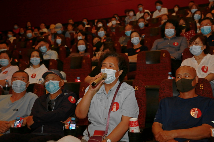 首映礼上，曾经的“纺织人”王献春说“感谢这部电影让我们重聚。”