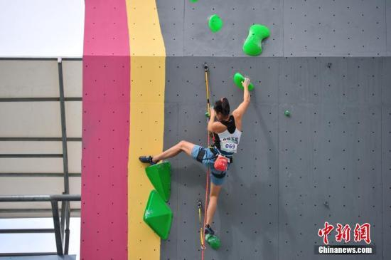 资料图：攀岩国训队队员在比赛中。 中新社记者 张伟 摄