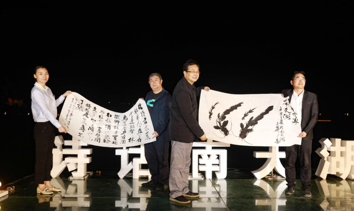 诗画家现场挥墨赠字南天湖景区 曾英豪 摄