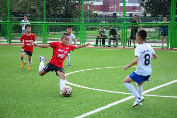 参加中国城市少儿联赛的超音足球俱乐部和银潮足球俱乐部都会派出多支队伍，参加接下来的百队杯。邓方佳摄