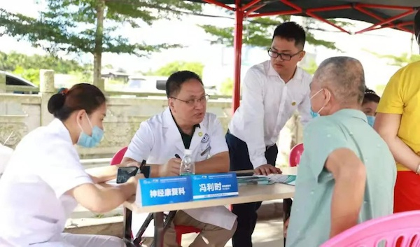 冯利时主任为琼海市塔洋镇居民义诊。央广网发博鳌乐城管理局 供图