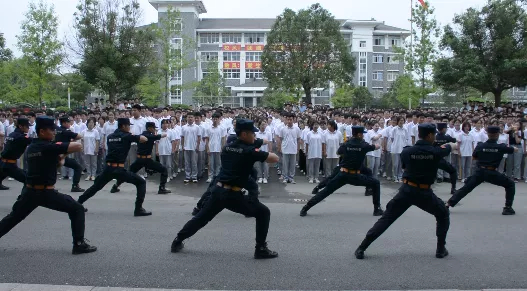 　　教官表演擒敌术（央广网发 朱青摄）