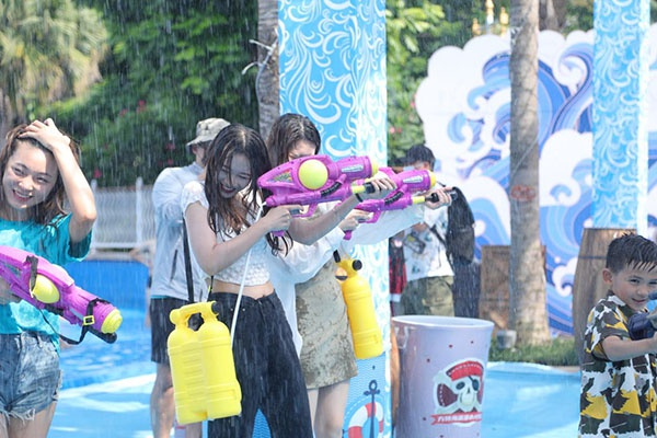 　　泼水大战让炎炎夏日多了一份清凉 （央广网发 南宁方特东盟神画供图）