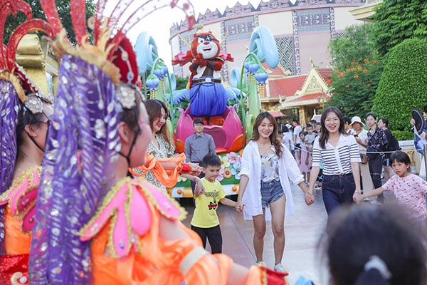 　不少游客参与到花车巡游 （央广网发 南宁方特东盟神画供图）