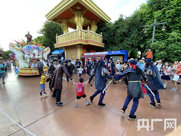 　小游客与花车巡游的“海盗”共舞 （央广网发 记者高宇峰摄）