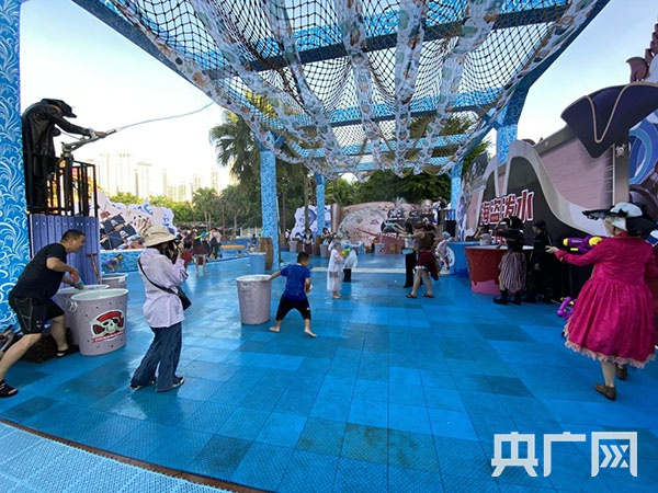 　游客参与大型情景式泼水大战 （央广网发 记者高宇峰摄）