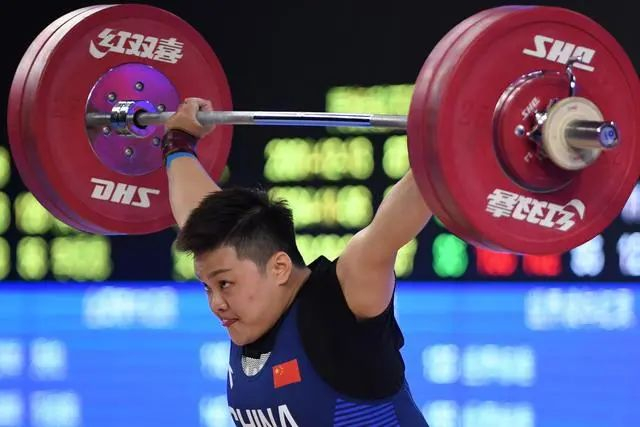资料图：汪周雨在比赛中